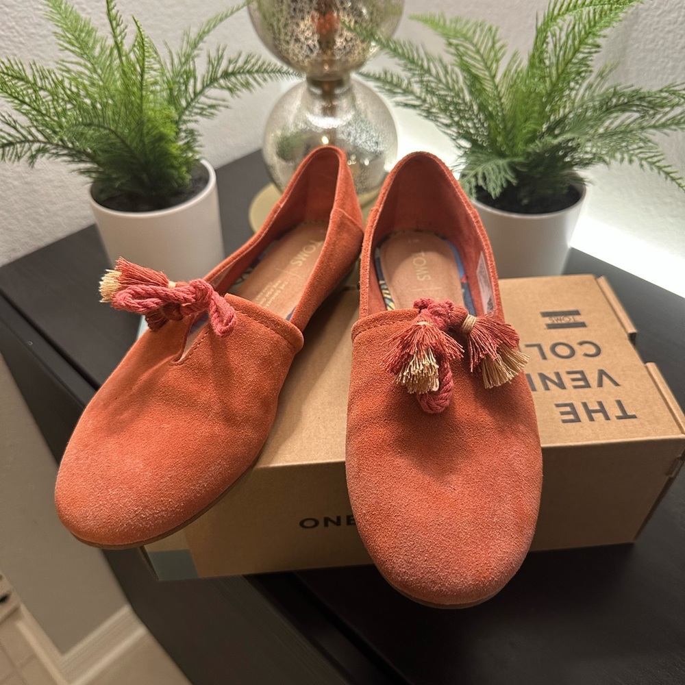 TOMS. Gentle worn.